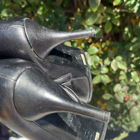 Chanel Black Leather Flower Appliqué Logo Pointed Toe Booties Euro size 37.🖤🔥 - Picture 9 of 17